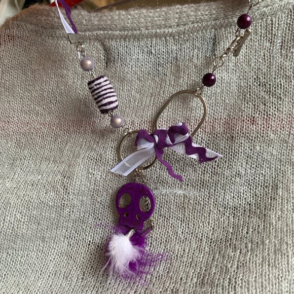 2x25$ 🐿 🍁 CREATION - Skull short necklace - ruban bead feather - purple white - Picture 2 of 11